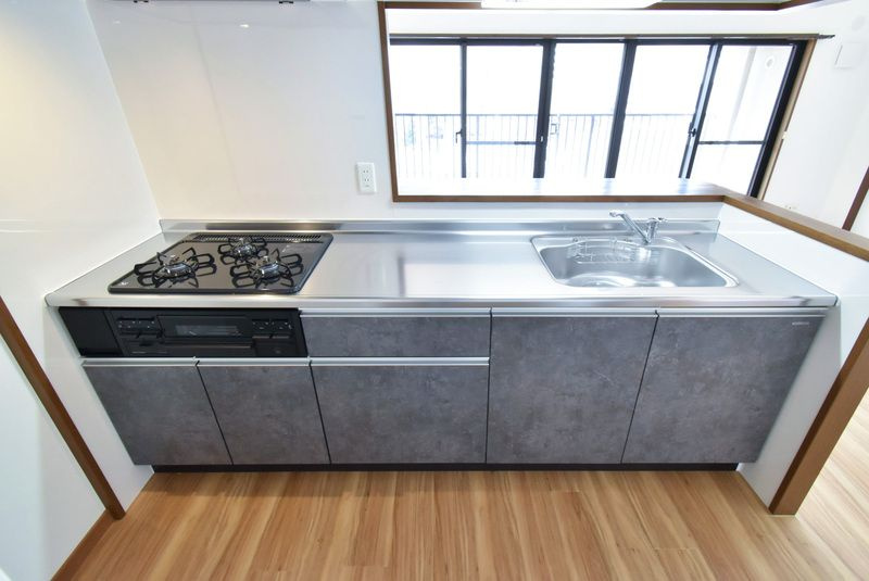 ダイアパレス六ツ門のキッチン|3口コンロ・グリル付きの使いやすいシステムキッチンです♪