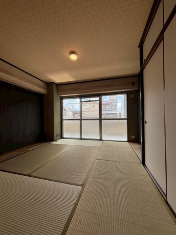 守口パークマンションの和室|約6帖
バルコニーに面して明るく風通しの良い和室です