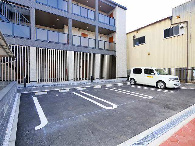 リエゾン学園前の駐車場