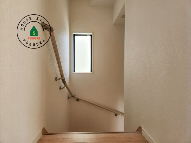 福岡市西区今宿町第2-2棟(2号棟)の内装|＜手すり付階段＞手すりがないと階段の昇り降りで危険なことはもちろん、壁に手をつきながら歩くことで壁紙が汚れやすくなります。すべての方に快適に昇り降りしていただくため、手すりを設置しました。