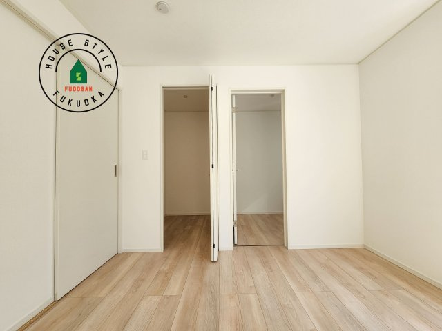 福岡市西区今宿町第2-2棟(2号棟)の収納|【WIC（ウォークインクローゼット）】 たくさんの洋服をかけてもシワになりにくいウォークインクローゼット。洋服以外にも、普段使わない家電やスーツケース、ストック品など何でも片付く嬉しい空間です。