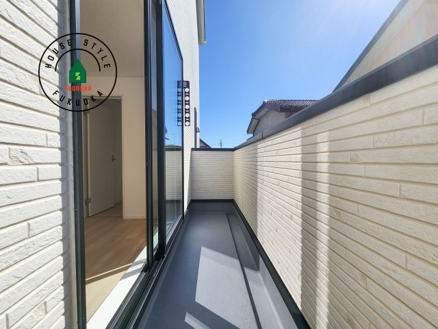 福岡市西区今宿町第2-2棟(2号棟)のバルコニー|バルコニーに自分のこだわりをもたせる。120％自由自在のバルコニー。もちろんお洗濯物を干す、ゴミを一時保管するなどもおまかせください。バルコニーを多目的スペースとして考えてみましょう。