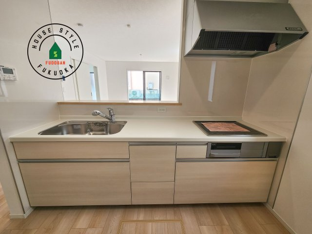 福岡市西区今宿町第2-2棟(2号棟)のキッチン|忙しい朝でも家族揃って食事をしたいゆとりあるダイニングスペース。