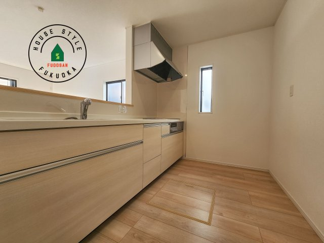 福岡市西区今宿町第2-2棟(2号棟)のキッチン|カウンターキッチンなら、リビングで遊ぶ子供の様子を見ながら料理ができるので安心です。料理を運んでもらったり、子供にお手伝いしてもらいやすいのもいいですね。