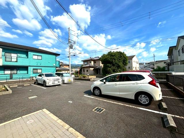 レオパレスシャルマンルミエールの駐車場