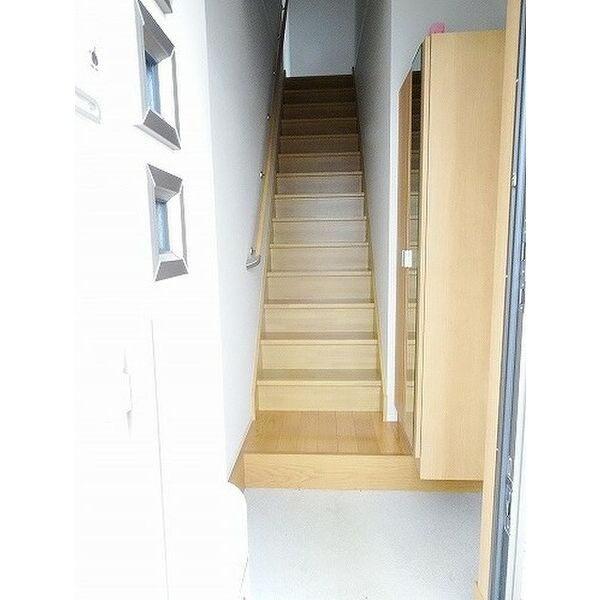 フォレストメゾン高嶋の玄関|収納もある玄関です