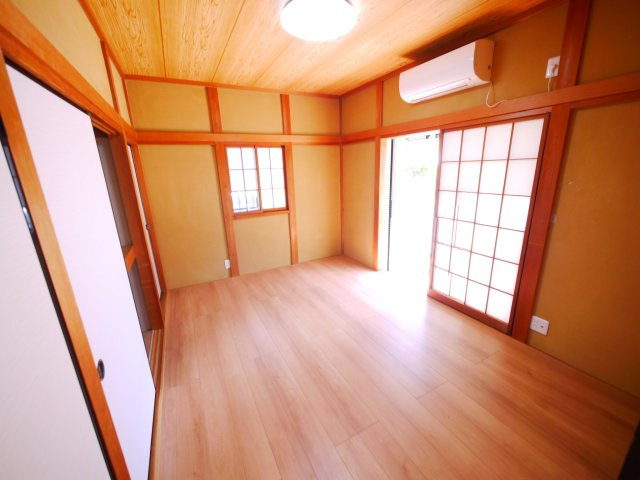 東金市北之幸谷　中古戸建の洋室|内装リフォーム済み令和7年7月 車3台 床暖房（リビング・2階全室）リビング電動シャッタ― 都市ガス