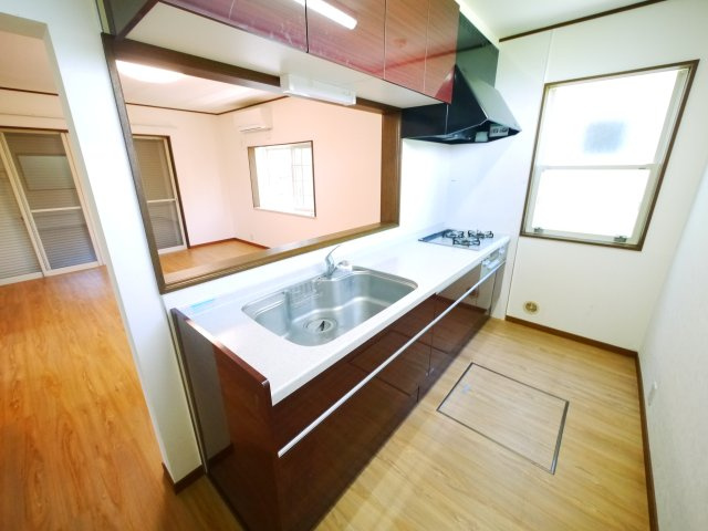 東金市北之幸谷　中古戸建のキッチン|内装リフォーム済み令和7年7月 車3台 床暖房（リビング・2階全室）リビング電動シャッタ― 都市ガス
