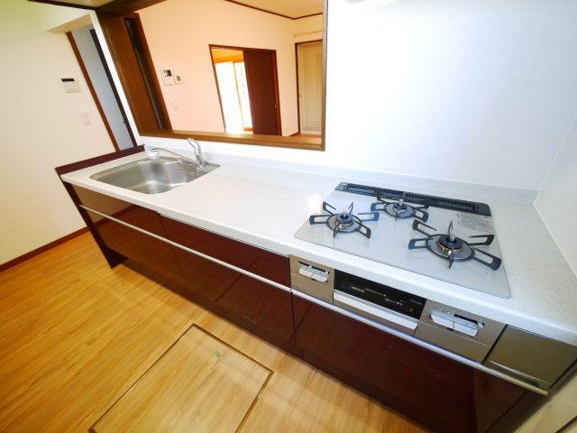 東金市北之幸谷　中古戸建のキッチン|内装リフォーム済み令和7年7月 車3台 床暖房（リビング・2階全室）リビング電動シャッタ― 都市ガス