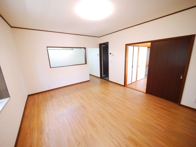 東金市北之幸谷　中古戸建の居間・リビング|内装リフォーム済み令和7年7月 車3台 床暖房（リビング・2階全室）リビング電動シャッタ― 都市ガス