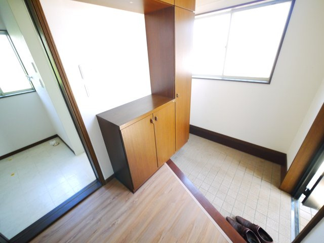 東金市北之幸谷　中古戸建の玄関|内装リフォーム済み令和7年7月 車3台 床暖房（リビング・2階全室）リビング電動シャッタ― 都市ガス