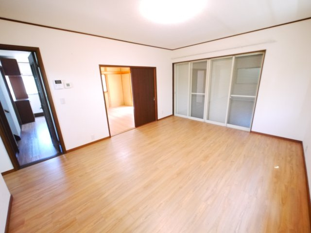 東金市北之幸谷　中古戸建の居間・リビング|内装リフォーム済み令和7年7月 車3台 床暖房（リビング・2階全室）リビング電動シャッタ― 都市ガス
