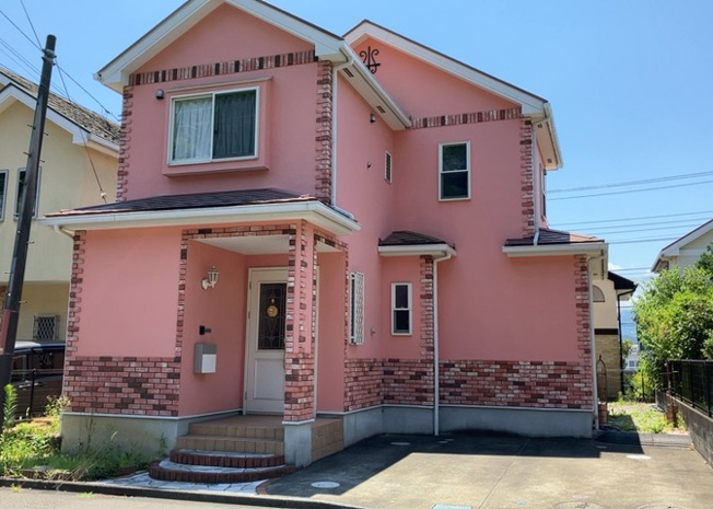 【構造・工法・仕様】 | 木造住宅とは土台、壁、柱など建築物の強度を支える構造体の材に木が使用されている構造を指します。構造体は建物の自重を支えるだけではなく風圧や水圧、積裁荷重などあらゆる衝撃に耐えるための基礎です。