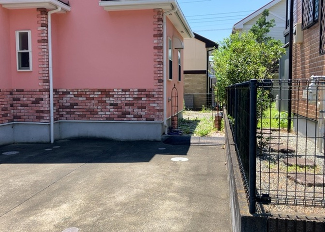 【庭】 | 庭のある家に住むことのメリットとして、子どもたちの遊び場を確保できること、ガーデニングや家庭菜園を楽しめること、明るさを確保できることがあります。また、配置を工夫することでプライバシーが確保できます。
