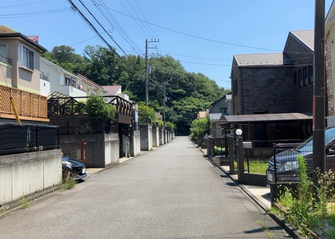 【展望】 | 桜や紅葉の名所に出かける人は多いと思いますが、家にいながら季節の移ろいを感じる生活を送りませんか？リビングや窓から見える景色が生活を彩るワンポイントに！現地から見える景色を堪能してみては如何でしょう。