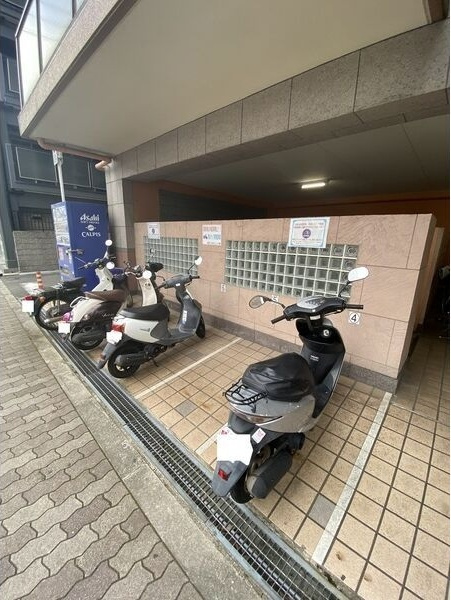 グレース大阪港の駐車場
