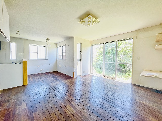 【居間・リビング】 | 東区雁の巣2丁目　戸建て | 約19帖の広々LDKは南側のお庭に面して癒やしの空間です♪
床材や壁紙のリフォームもご相談下さい