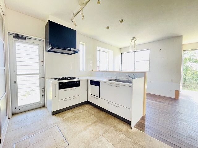 【キッチン】 | 東区雁の巣2丁目　戸建て | 対面キッチンは家族とコミュニケーションを取りやすいこともメリット！
水回りのリフォームもご相談下さい