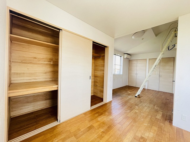 【洋室】 | 東区雁の巣2丁目　戸建て | 2部屋にも仕切ることができる洋室です。ロフトもあり収納も樹実