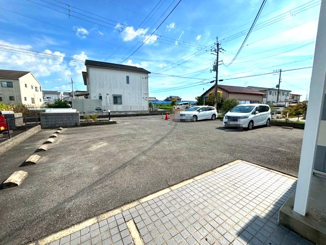 レオパレスシャルマンアンジュの駐車場