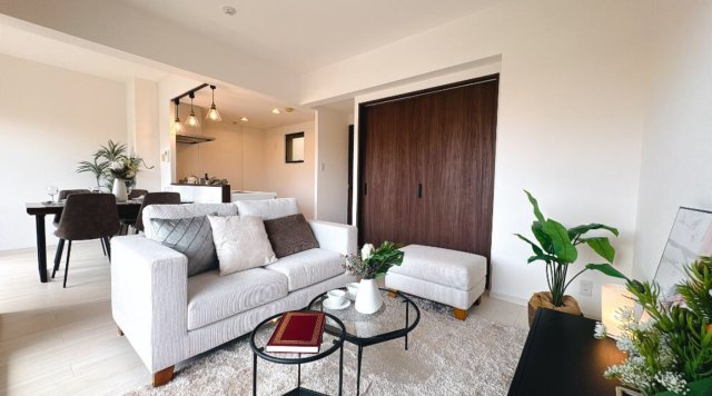 新柏ガーデニア西の街弐番館の居間・リビング