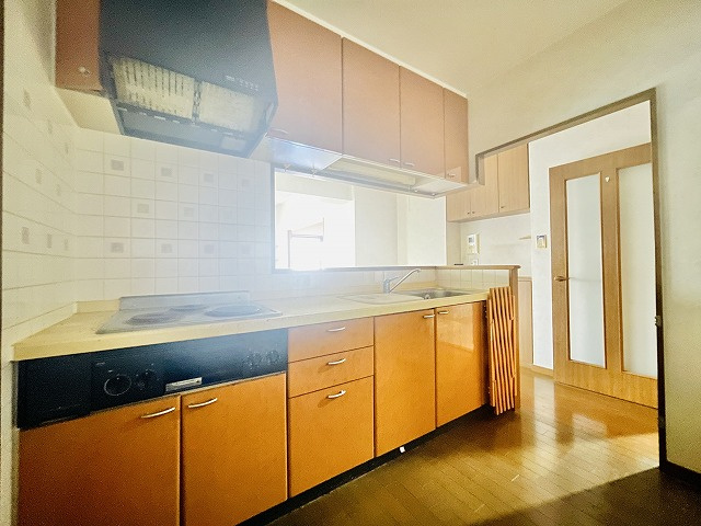 【キッチン】 | ロワールマンション二日市３ | セミオープンキッチンなのでリビングの様子も見ながら、キッチンの臭いなどが気にならない設計です１