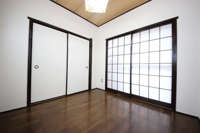 ロイヤル牛浜の洋室