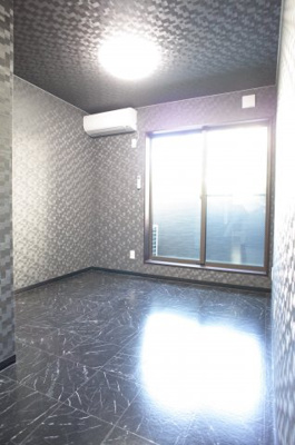 【居間・リビング】 | AALii(アーリー) | 4号室角部屋はダーク系のカラーリング。