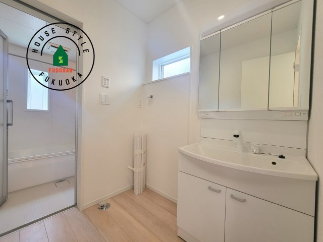 糟屋郡須恵町新原第4-2棟（2号棟）の脱衣所|ゆとりの洗面スペースで朝の身支度もスムーズに。暮らしを快適に変えるシャワー付洗面台です！