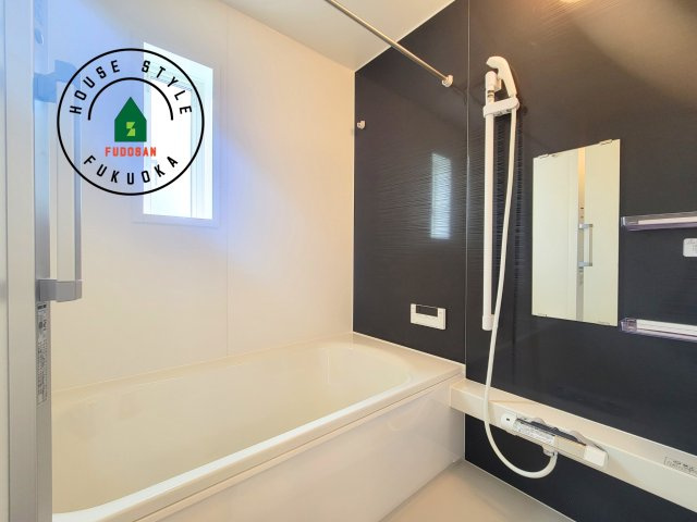 糟屋郡須恵町新原第4-2棟（2号棟）の浴室|1日の疲れを癒してくれる広々バスルーム。雨の日のお洗濯にも大活躍な浴室乾燥機付です！