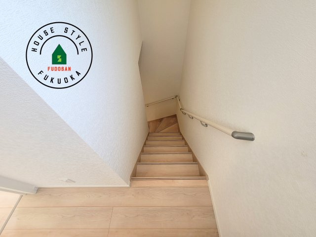 糟屋郡須恵町新原第4-2棟（2号棟）の内装|＜手すり付階段＞手すりがないと階段の昇り降りで危険なことはもちろん、壁に手をつきながら歩くことで壁紙が汚れやすくなります。すべての方に快適に昇り降りしていただくため、手すりを設置しました。