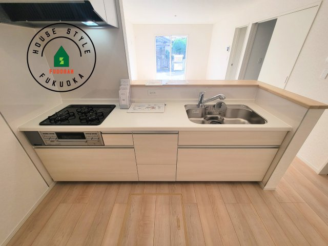 糟屋郡須恵町新原第4-2棟（2号棟）のキッチン|ご家族を近くに感じられる対面キッチンのLDK。会話もはずみそうですね。