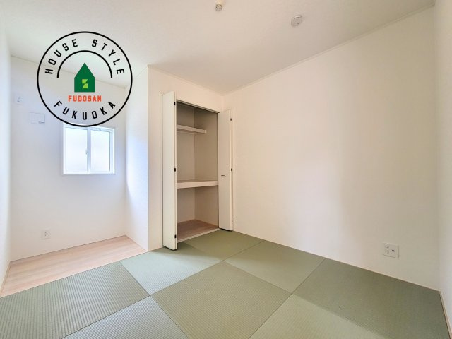 糟屋郡須恵町新原第4-2棟（2号棟）の和室|和室を上手に活用すると暮らし方の幅が広がります。例えば普段は開け放して、子供の小さいうちはお昼寝や遊びのスペースに。畳はソフトなので転んでもケガをしにくく安心です