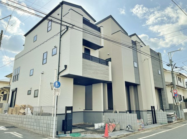 中野区丸山1丁目 全3棟 2号棟の外観|【現地販売会開催！】
100㎡超のゆとりあるプラン　全3棟
足場が外れご見学しやすくなりました