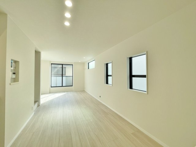 中野区丸山1丁目 全3棟 2号棟の前面道路含む現地写真|西武新宿線「野方」駅徒歩12分
北側約5.98ｍ×東側約4.0ｍ公道に面する全3棟です
広々した前面道路は開放感を与えてくれます