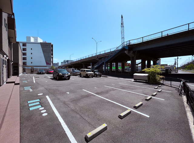 アシンプトートA棟の駐車場