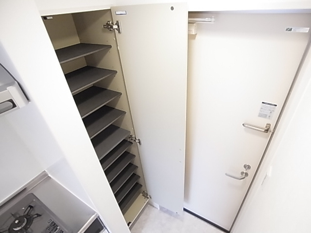 神戸市長田区川西通４丁目のアパートの玄関|シューズボックス付き玄関