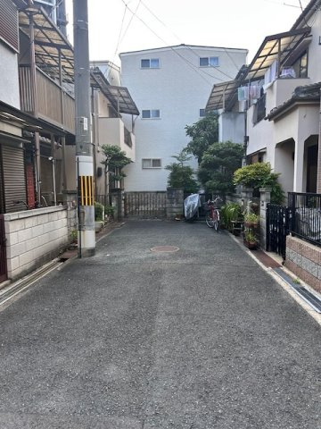 森小路１の前面道路含む現地写真|隣接道路も駅前でも広々しています。
