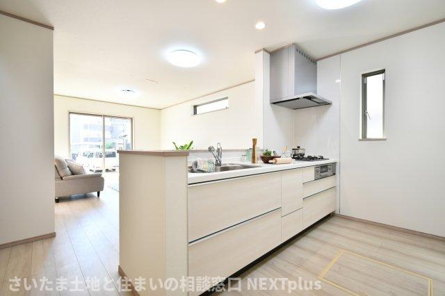 上尾下4期全2棟　A号棟のキッチン|窓付きの明るいキッチン！奥行きも横幅も広さがありますので、2人でお料理しても動きやすいゆったり空間です！カウンターキッチンはお料理をしながら家族の様子が見え、会話も弾むので人気な設備となっております！