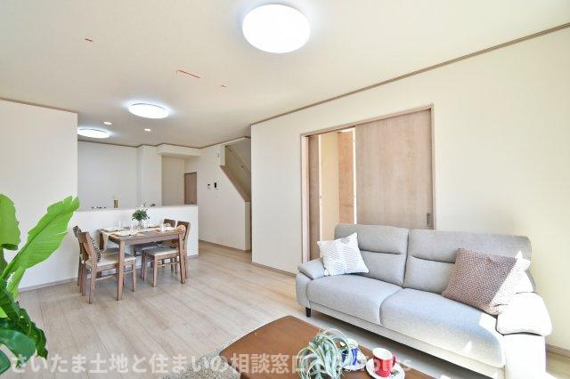 上尾下4期全2棟　A号棟の居間・リビング|LDK15.5帖：カウンターキッチンの前にはダイニングテーブル、奥にソファーやテレビを置く事で、ダイニング空間とリビング空間を分ける事ができメリハリがつきます！白基調で家具のレイアウトがしやすいです◎