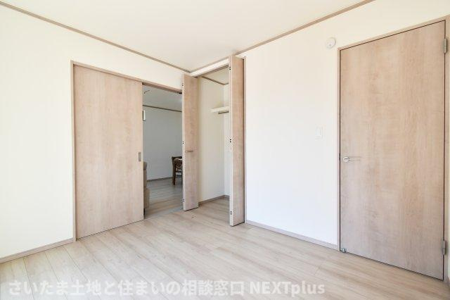 上尾下4期全2棟　A号棟の洋室|洋室①5.2帖：リビングでのフルフラットの続き間なので、家族構成やライフスタイルに合わせてリビングの一部としてご使用いただけます◎お子様の遊び場やお昼寝スペースとしてもおすすめです！