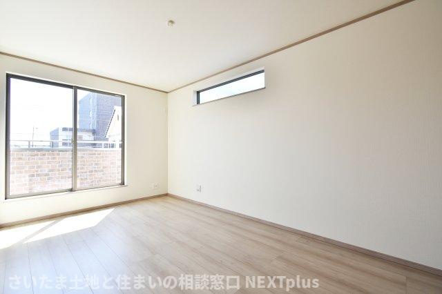 上尾下4期全2棟　A号棟の洋室|洋室②7.5帖：南東側と南西側の2面採光のため、朝から夕方まで1日中明るいです！南東側の大きな窓からバルコニーに出られます。キングサイズのベットも置ける広さなので、主寝室としてもご使用いただけます◎