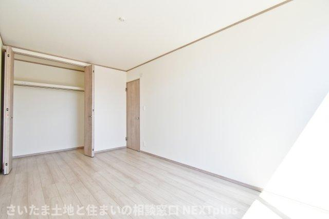 上尾下4期全2棟　A号棟の洋室|洋室②7.5帖：クローゼットつきのお部屋です。梁や柱などのデットスペースになるものが無いので、家具の配置がしやすく、空間を有効的に使えます◎白基調なのでお部屋のレイアウトもしやすいです！