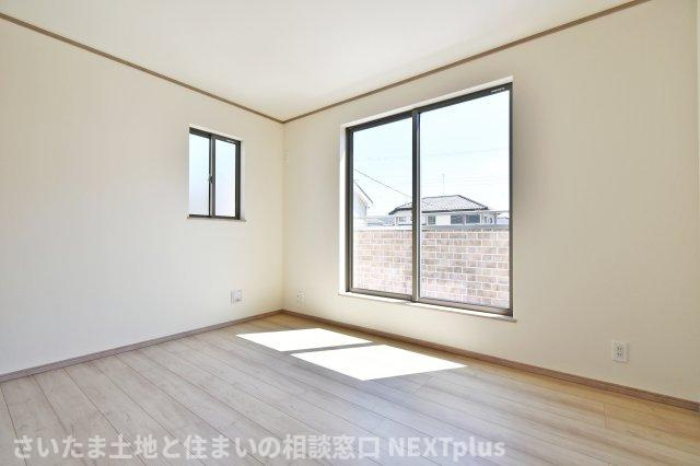 上尾下4期全2棟　A号棟の洋室|洋室③6帖：北東側と南東側の2面採光なので、朝からあたたかい光が入ります。南東側の大きな窓からバルコニーに出られます。バルコニーは2部屋から出入り可能のため、家事動線が良く洗濯作業が捗ります！