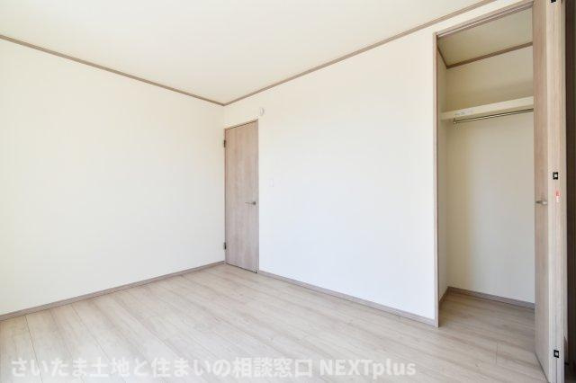 上尾下4期全2棟　A号棟の洋室|洋室③6帖：クローゼットにはハンガーパイプが付いているのでかけるだけの収納ができ、家事ラク＆家事の時短になります◎上下にセパレートされているのも、デットスペース無く収納しやすいポイントですね◎