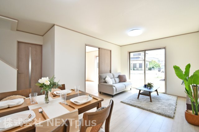 上尾下4期全2棟　A号棟の居間・リビング|LDK15.5帖：リビング階段を採用しておりますので、家族が顔を合わせることが出来るのが魅力！反抗期を迎えたお子様との「おはよう」「ただいま」などの挨拶もできます。自然と家族が集まるリビングです。