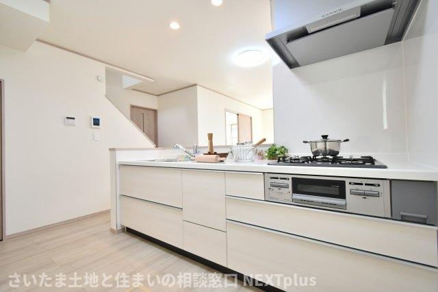 上尾下4期全2棟　A号棟のキッチン|独立空間にできるタイプのキッチンスペースです。ベビーゲートをつけることでお子様やペットを刃物や火の元へ近づかせることなく、安心安全にお料理を作ることができます。白基調の清潔感溢れるキッチンです◎