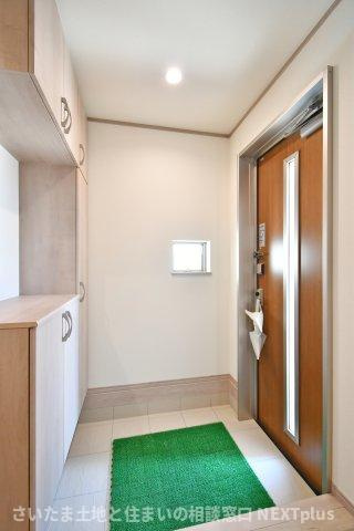 上尾下4期全2棟　A号棟の玄関|玄関は広めに設計されておりますので、お子様と並んで靴を一緒に履く事もできます！窓が付いているので外からの光も入る明るい玄関です。木目調のフローリングと白い壁で統一感があり落ち着きますね◎