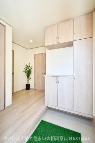 上尾下4期全2棟　A号棟の玄関|シューズボックスは上下セパレートタイプですので、季節物で上下に分けて収納する事ができます。また間のスペースには鍵を置くスペースにする事で、外出前に鍵を探すなど慌ただしさが軽減されるのでおすすめです。