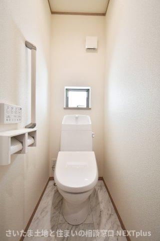 上尾下4期全2棟　A号棟のトイレ|トイレ（1F）：1・2階にある為、忙しい出発前でも取り合いにはなりません！小窓があるので、空気がこもりがちなトイレもしっかり換気ができます。老若男女問わずみんなに優しい手すり付きです。